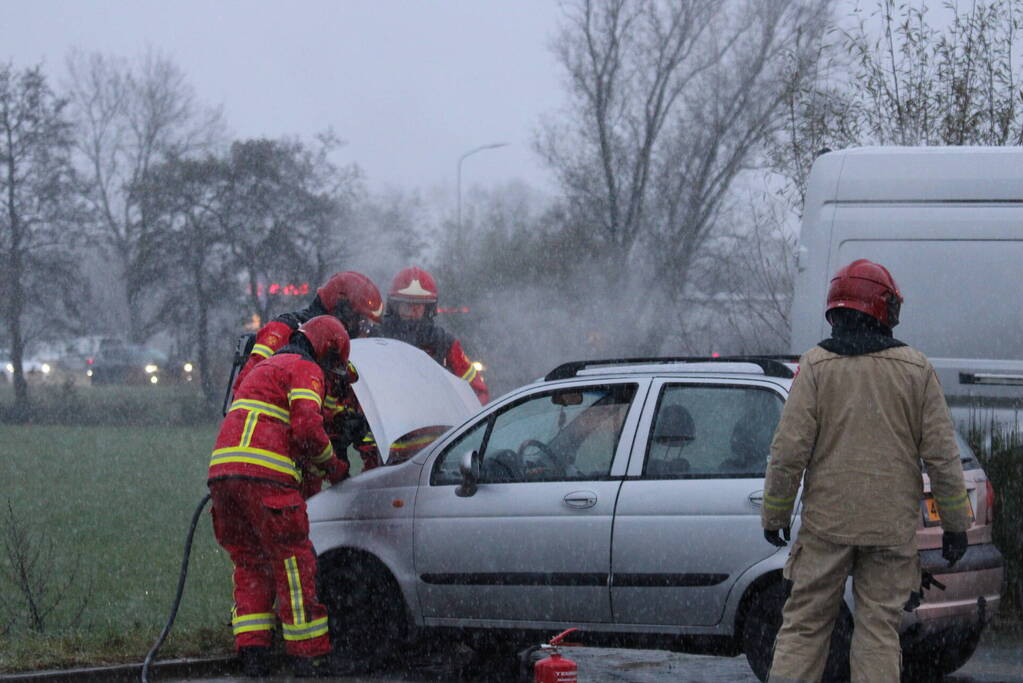 Brandweer blust brandend voertuig