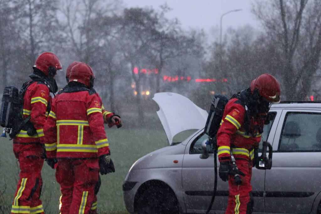Brandweer blust brandend voertuig