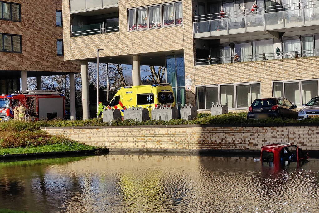 Brommobiel met twee inzittenden belandt in water