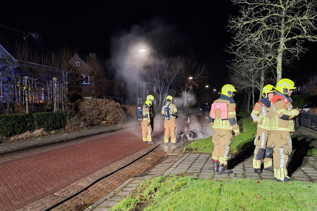 Scooter volledig verwoest door brand