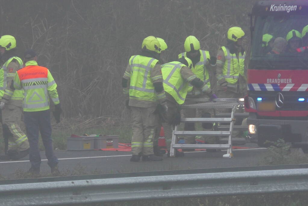 Chauffeur bevrijdt door brandweer bij botsing tussen vrachtwagens