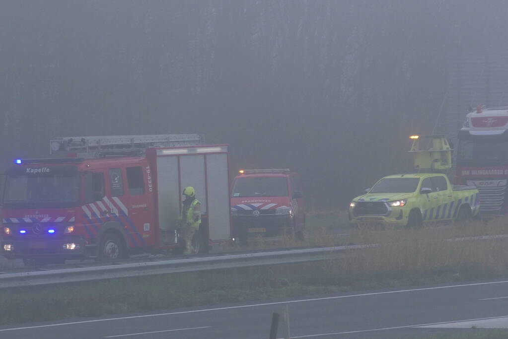 Chauffeur bevrijdt door brandweer bij botsing tussen vrachtwagens