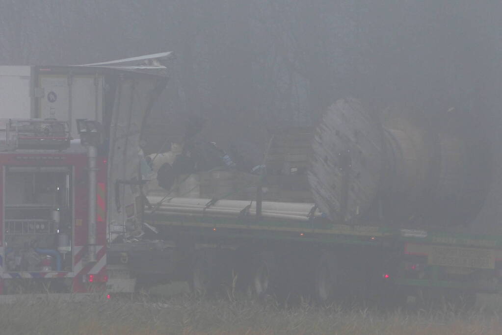 Chauffeur bevrijdt door brandweer bij botsing tussen vrachtwagens