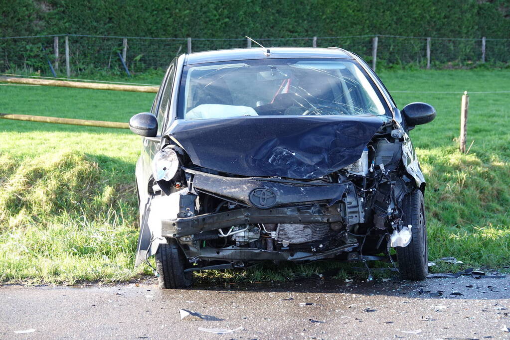 Auto belandt in sloot bij botsing