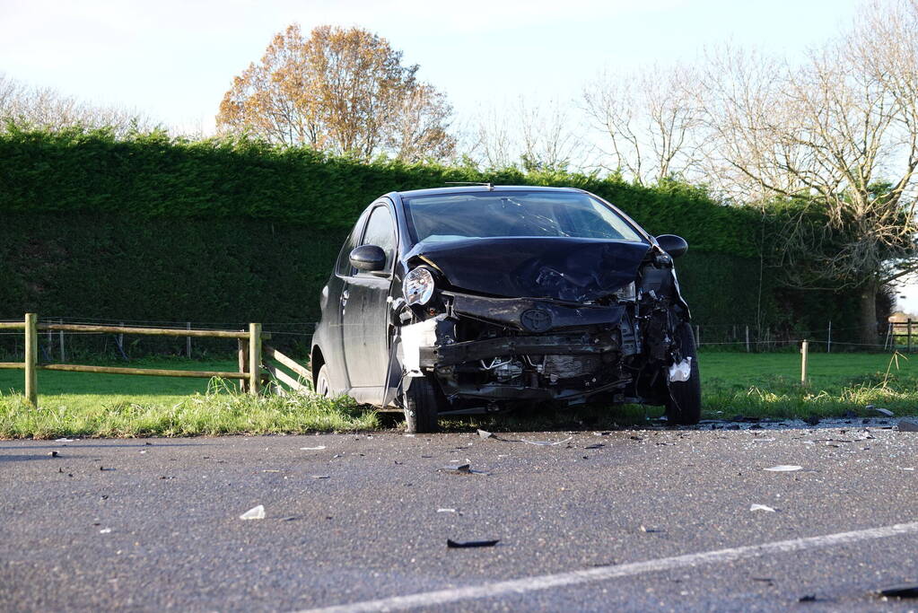 Auto belandt in sloot bij botsing