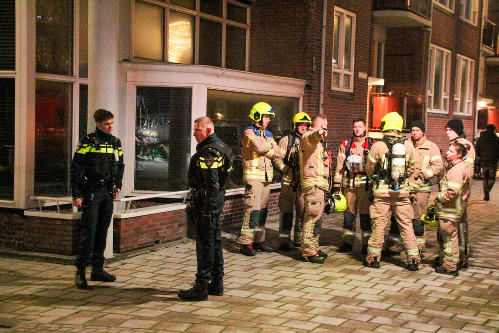 Twee aanhoudingen na chemische lucht in woning, mogelijke drugslab aanwezig