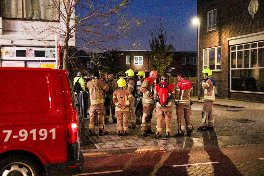 Twee aanhoudingen na chemische lucht in woning, mogelijke drugslab aanwezig