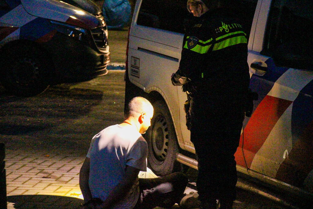 Twee aanhoudingen na chemische lucht in woning, mogelijke drugslab aanwezig