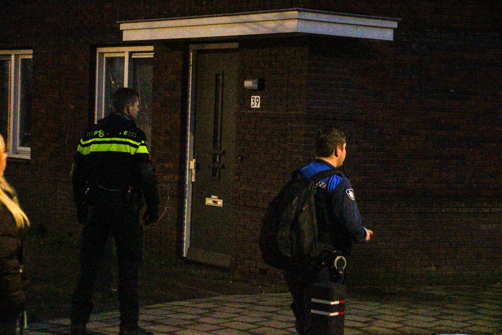 Twee aanhoudingen na chemische lucht in woning, mogelijke drugslab aanwezig