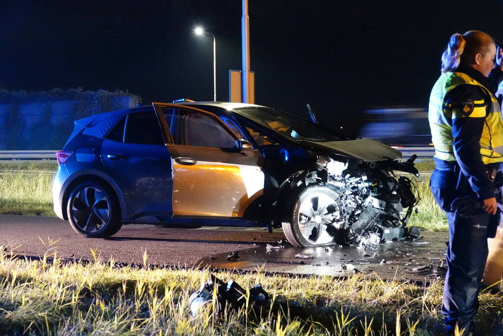 Twee auto's botsen frontaal op elkaar