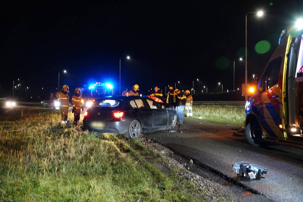 Twee auto's botsen frontaal op elkaar