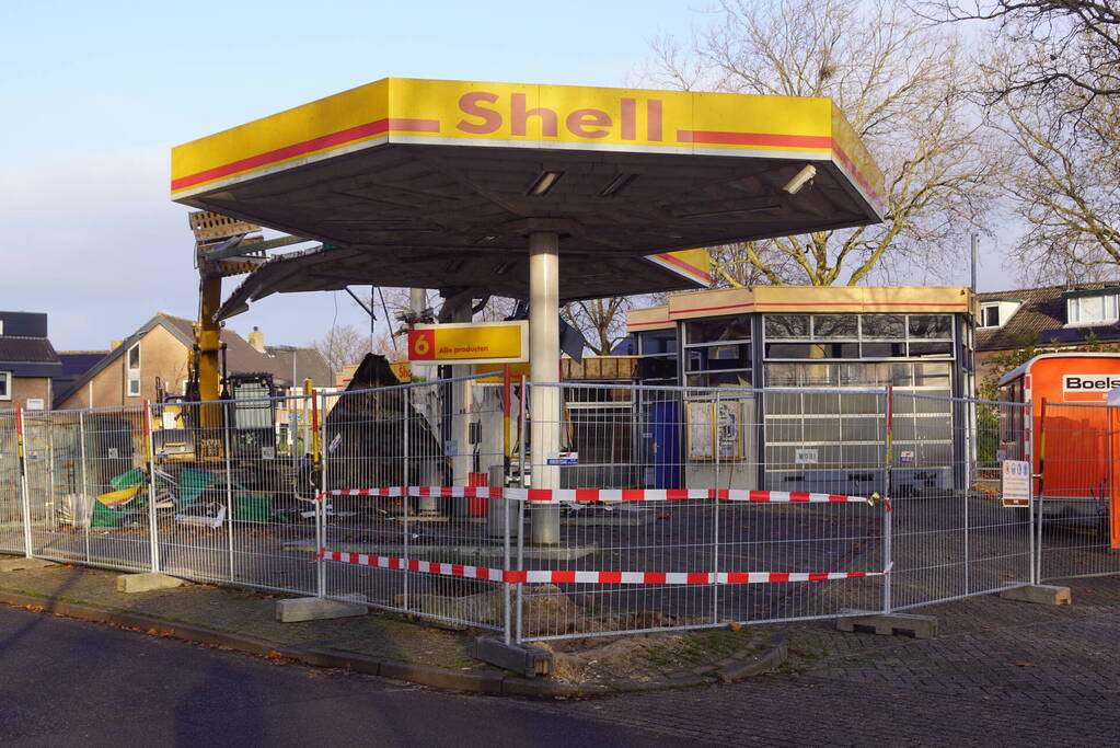 Tankstation wordt gesloopt om plaats te maken voor supermarkt