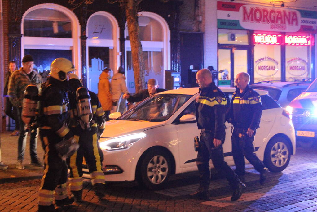 Brandweer controleert auto op brand