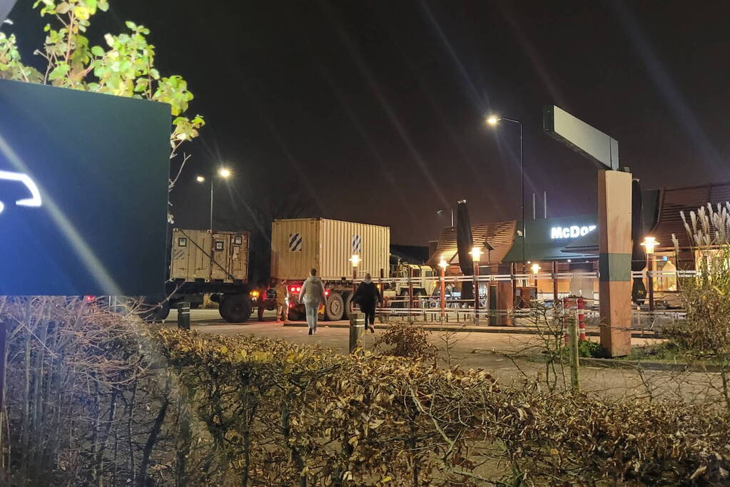 McDrive geblokkeerd door legervoertuigen