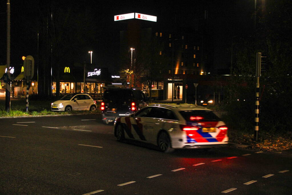 Politie rijdt bestelbus klem, bestuurder aangehouden