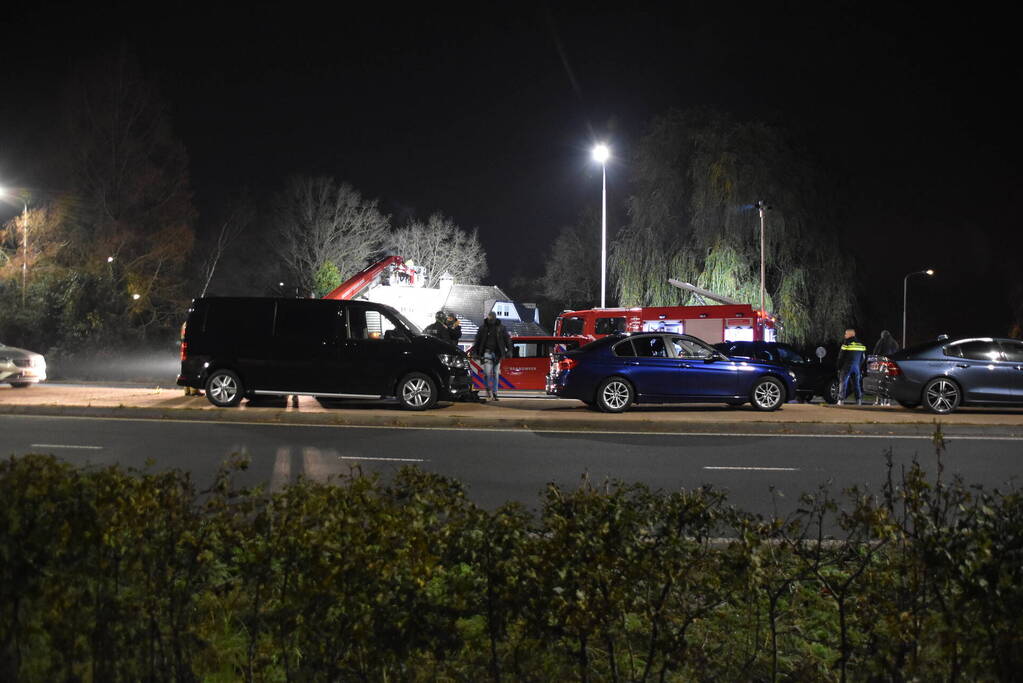 Persoon op dak van woning