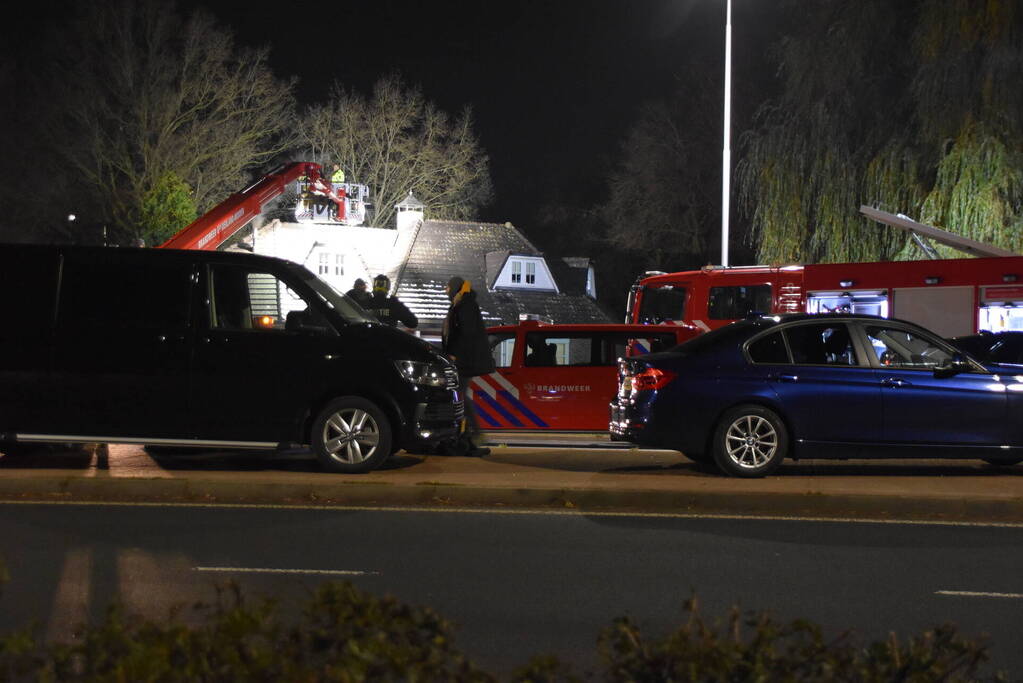 Persoon op dak van woning