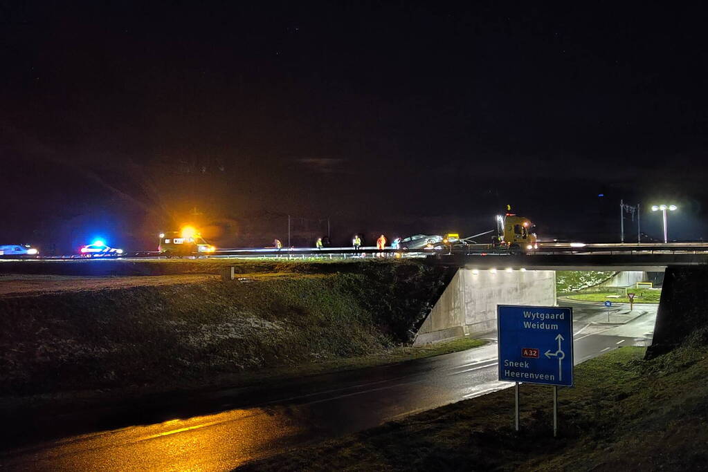 Bestuurder gewond bij botsing tegen vangrail