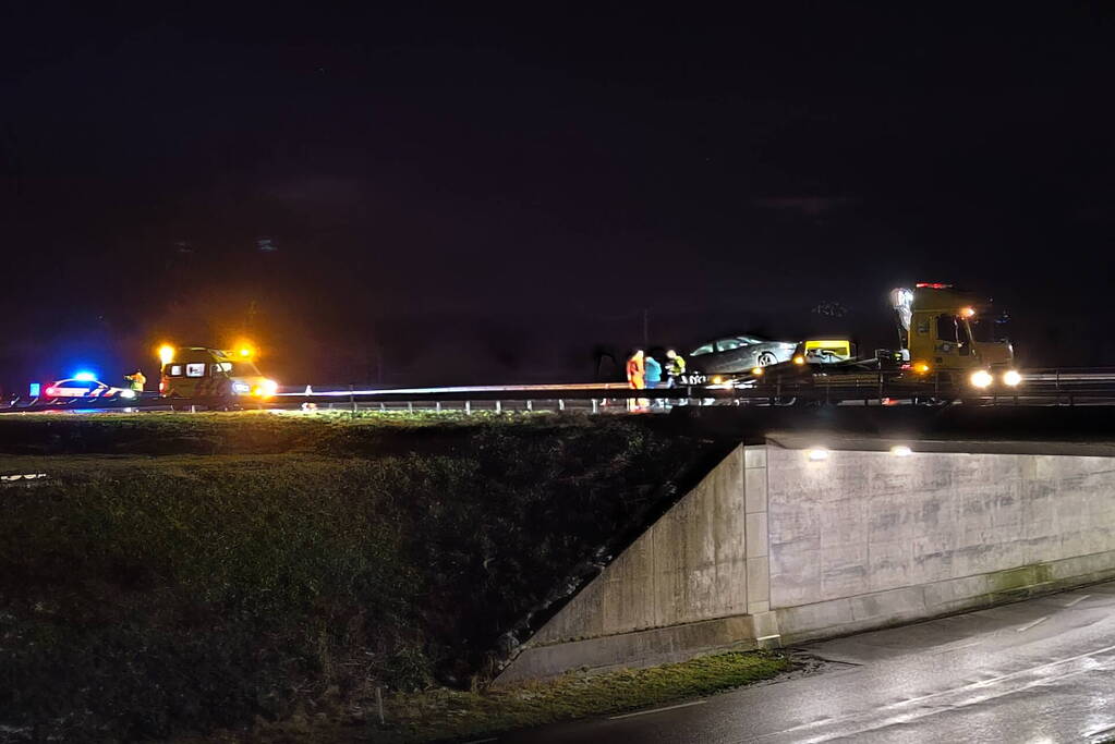 Bestuurder gewond bij botsing tegen vangrail