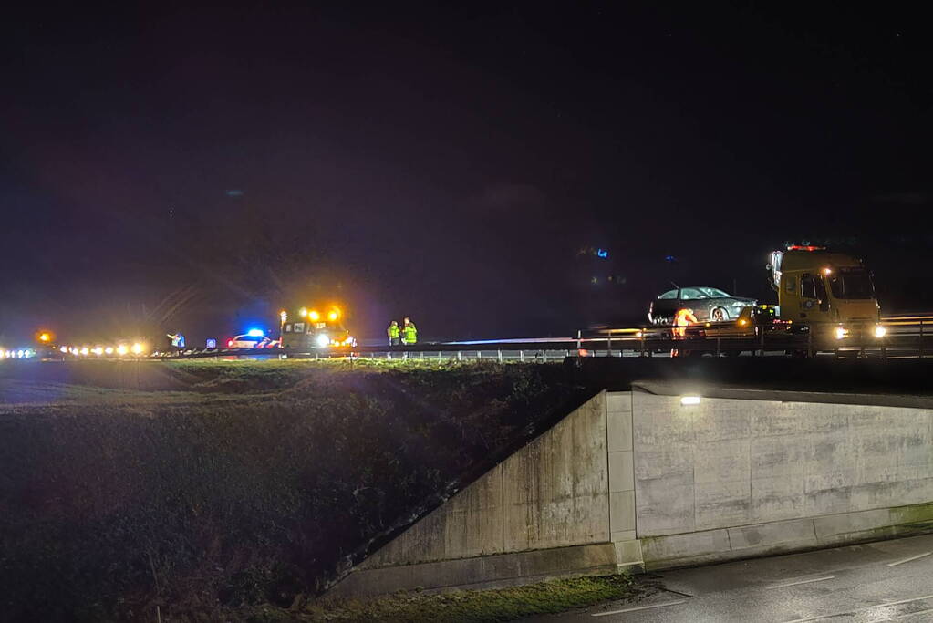 Bestuurder gewond bij botsing tegen vangrail