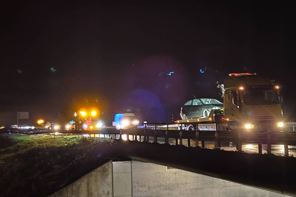 Bestuurder gewond bij botsing tegen vangrail