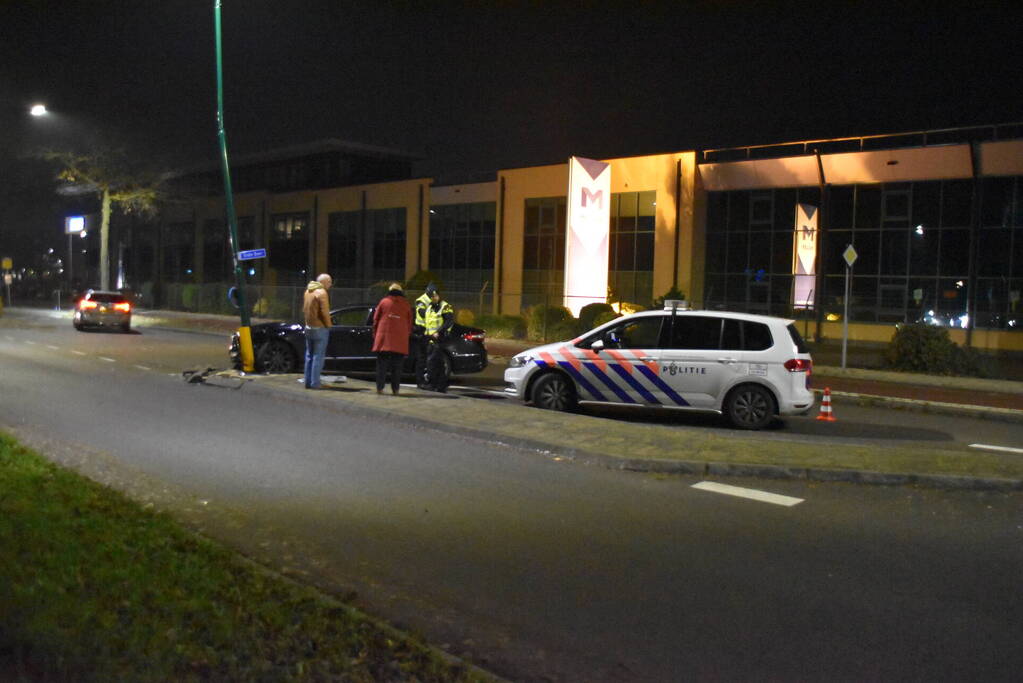Opnieuw auto tegen lantaarnpaal gecrasht