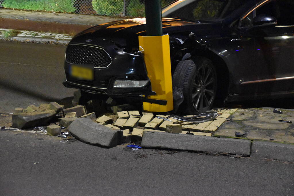 Opnieuw auto tegen lantaarnpaal gecrasht