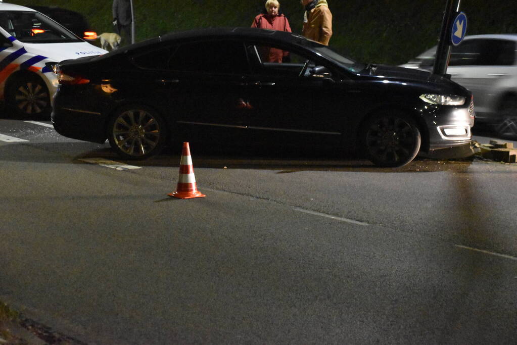 Opnieuw auto tegen lantaarnpaal gecrasht