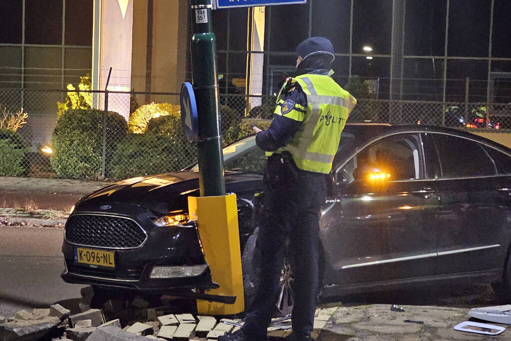 Opnieuw auto tegen lantaarnpaal gecrasht
