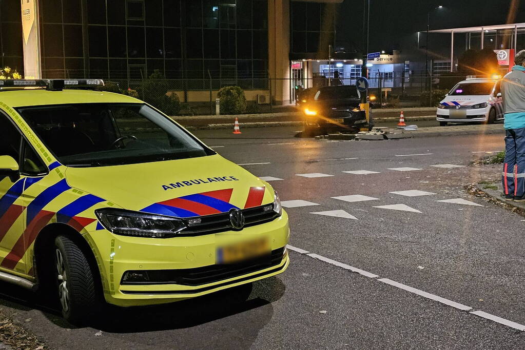 Opnieuw auto tegen lantaarnpaal gecrasht
