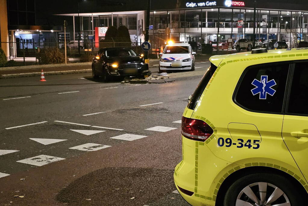Opnieuw auto tegen lantaarnpaal gecrasht