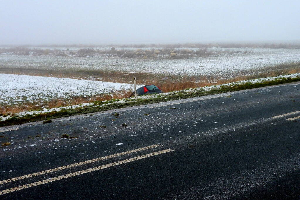 Automobilist belandt in sloot door gladheid