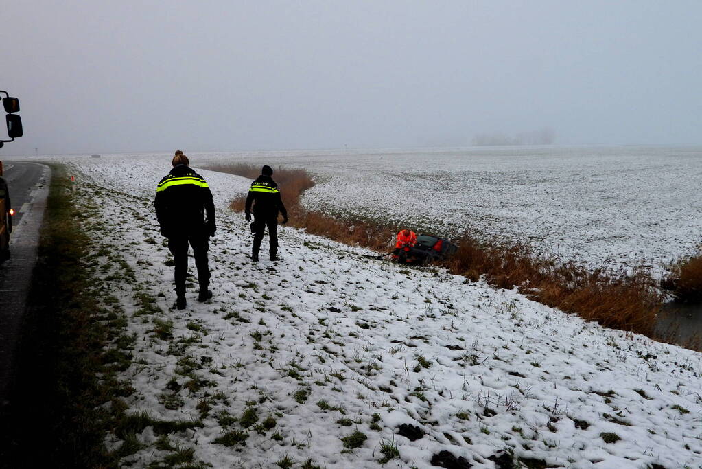 Automobilist belandt in sloot door gladheid