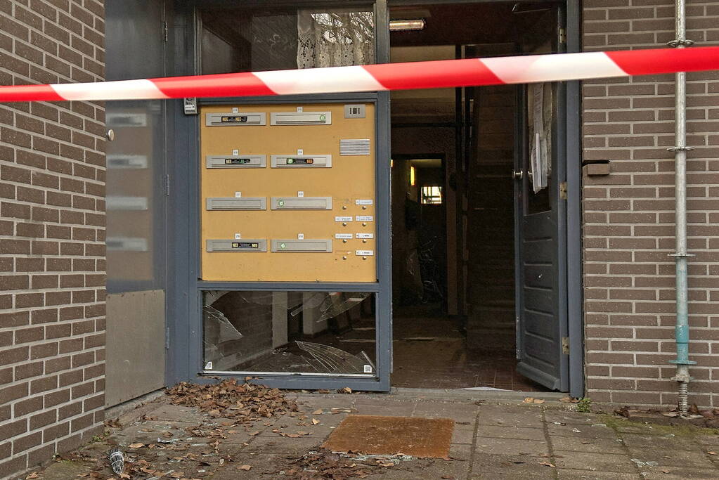 Schade door explosie in portiek
