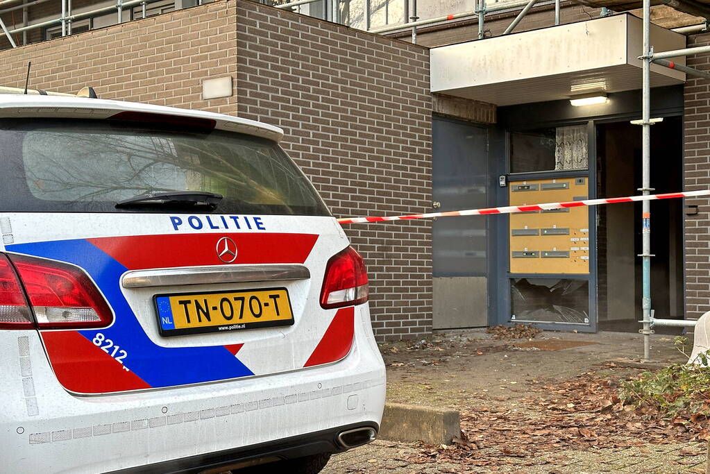 Schade door explosie in portiek