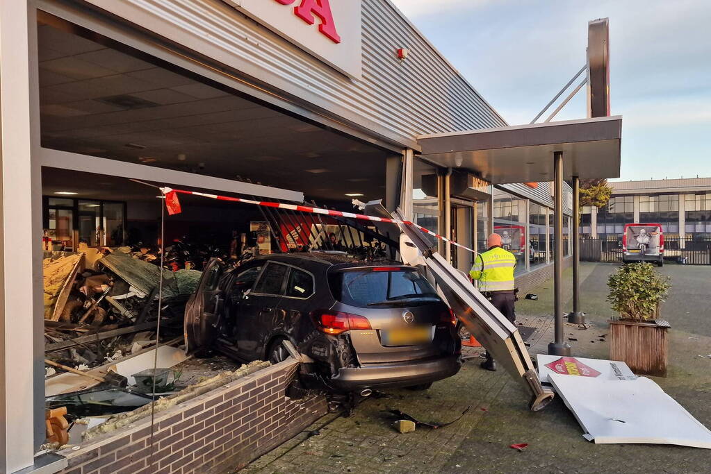 Automobilist rijdt motorzaak binnen