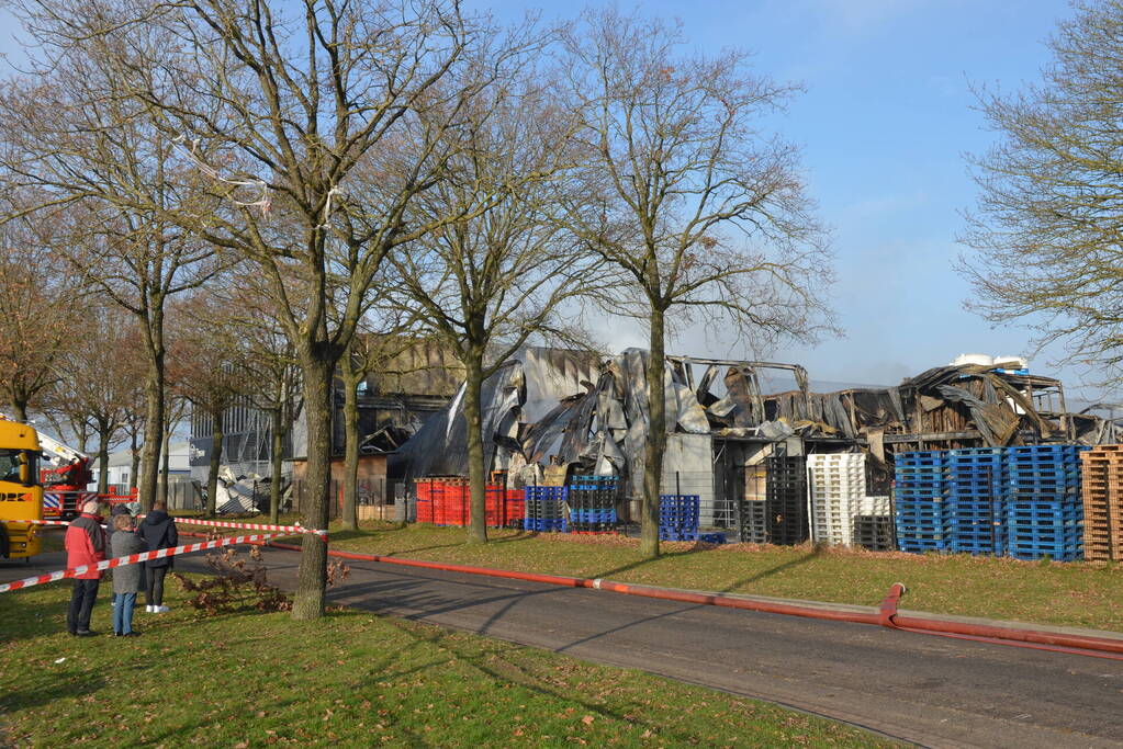 Bedrijfspand verwoest door vlammenzee