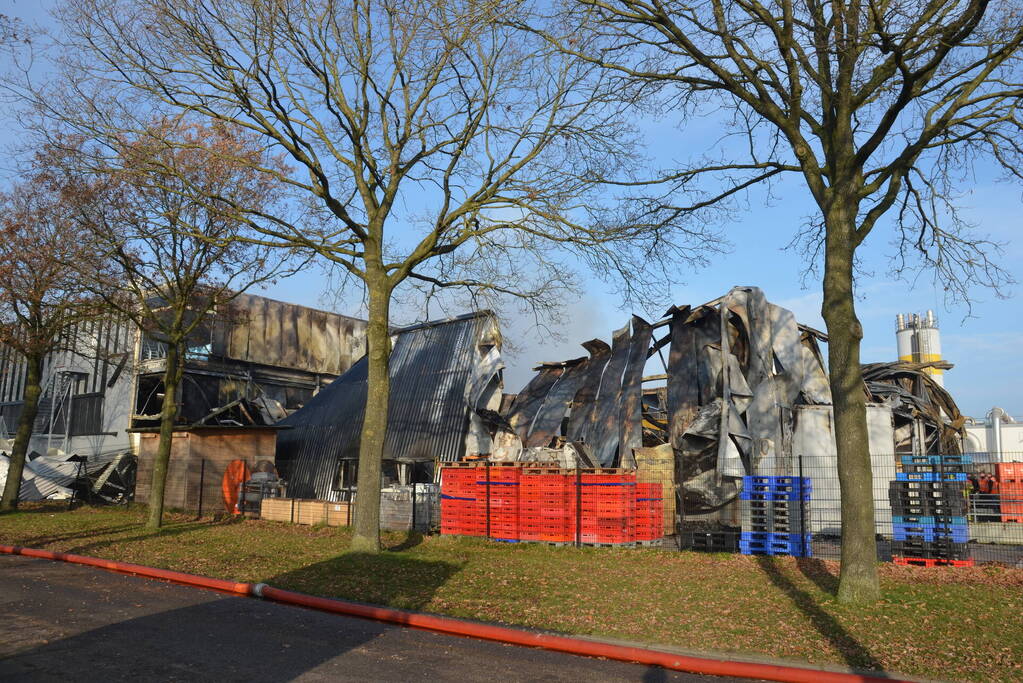 Bedrijfspand verwoest door vlammenzee