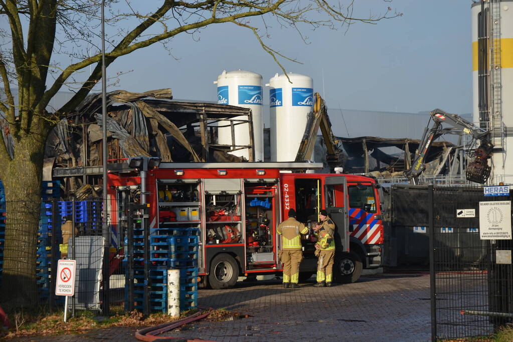 Bedrijfspand verwoest door vlammenzee