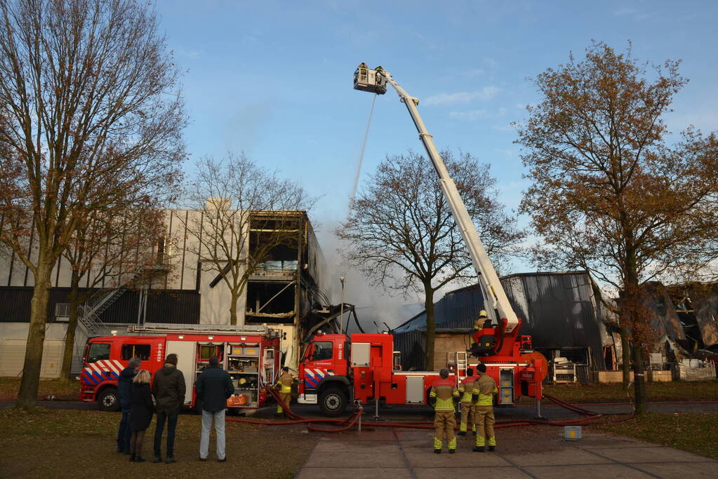 Bedrijfspand verwoest door vlammenzee