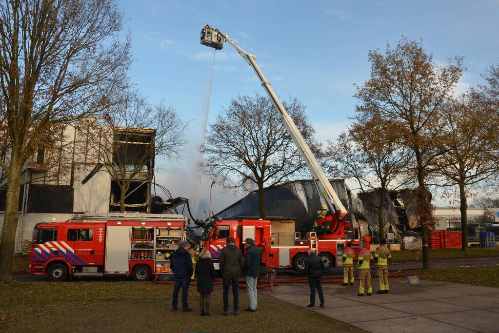 Bedrijfspand verwoest door vlammenzee