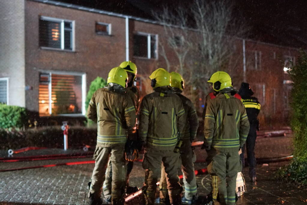 Woonblok ontruimd vanwege hevige brand, mogelijk vuurwerk betrokken
