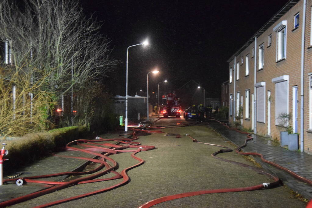 Woonblok ontruimd vanwege hevige brand, mogelijk vuurwerk betrokken