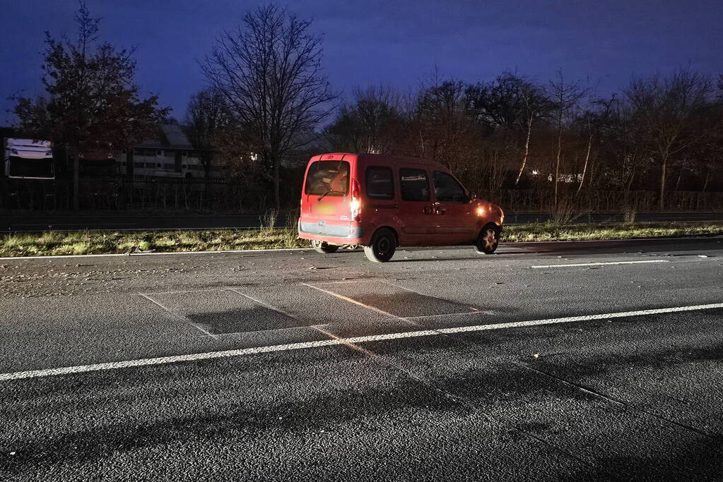 Auto komt in berm en botst op andere auto