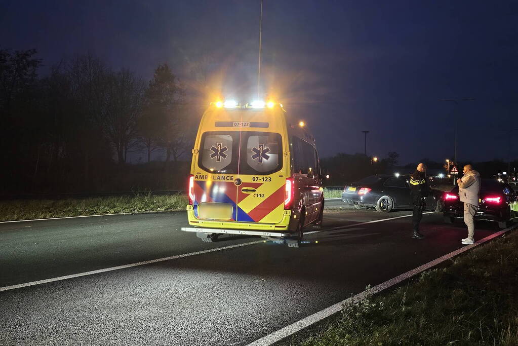 Auto komt in berm en botst op andere auto