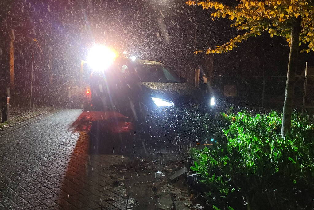 Automobiliste botst op paal na onwelwording