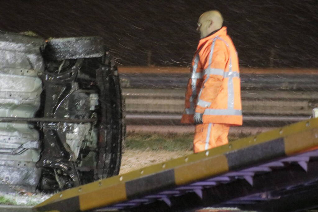 Auto belandt op de kop op snelweg