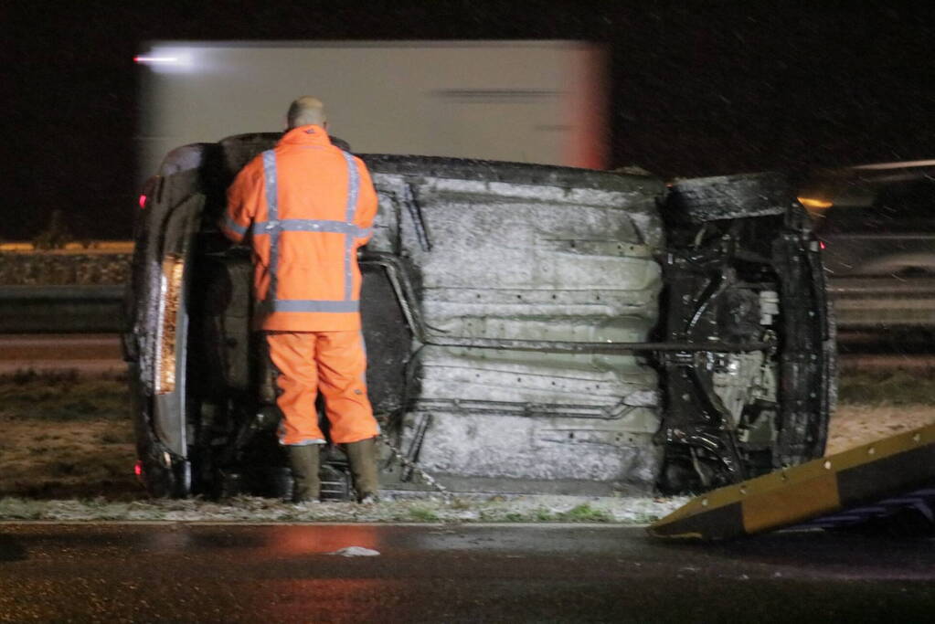Auto belandt op de kop op snelweg