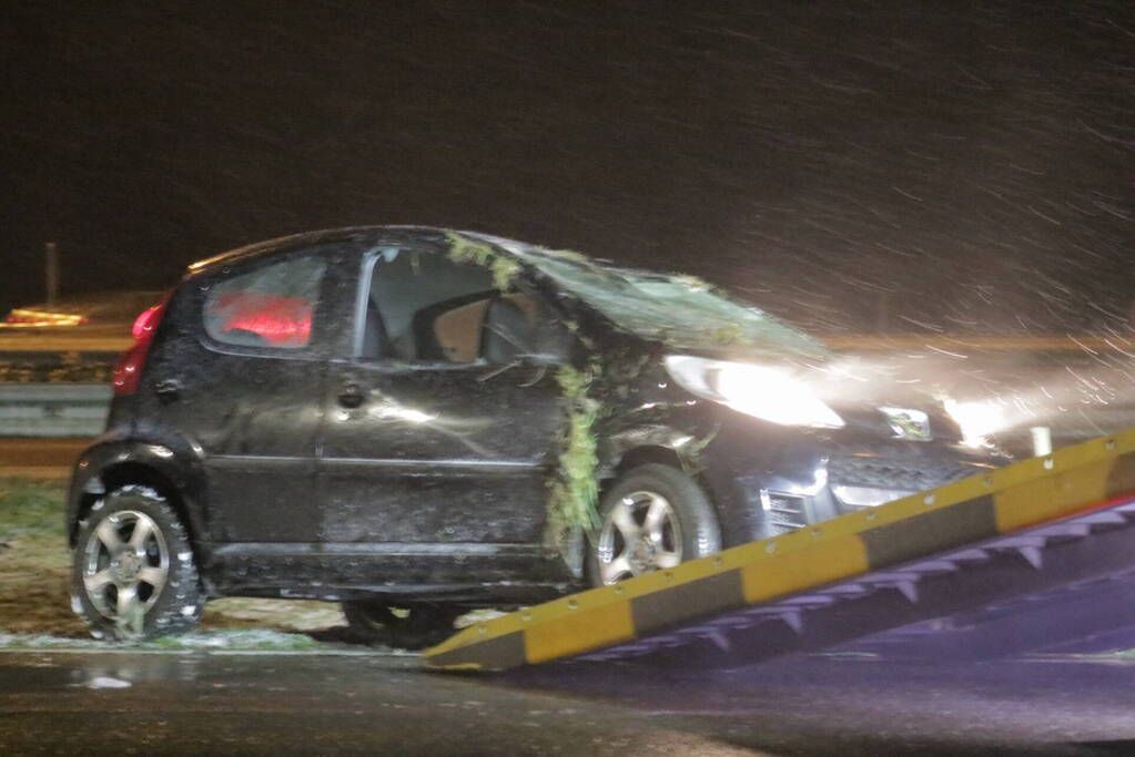 Auto belandt op de kop op snelweg