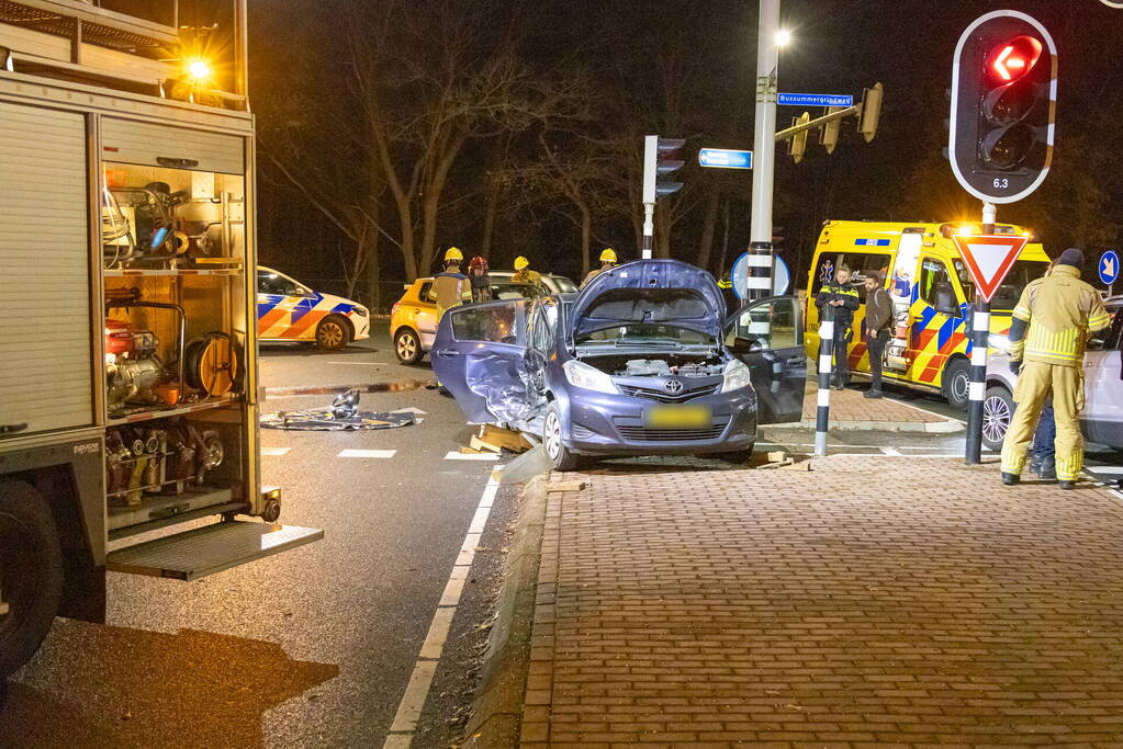 Inzittende bekneld bij verkeersongeval